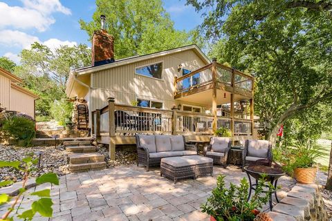 Photo of 621 NW North Shore Drive, Lake Waukomis, MO 64151 (MLS # 2628012)