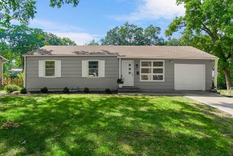 Photo of 8714 Melrose Street, Overland Park, KS 66214 (MLS # 2640629)