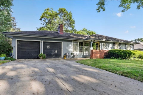 Photo of 5019 Pawnee Drive, Roeland Park, KS 66205 (MLS # 2647742)