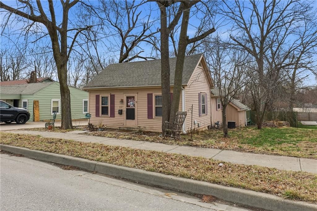 Photo of 537 E Mill Street, Liberty, MO 64048 (MLS # 2602497)