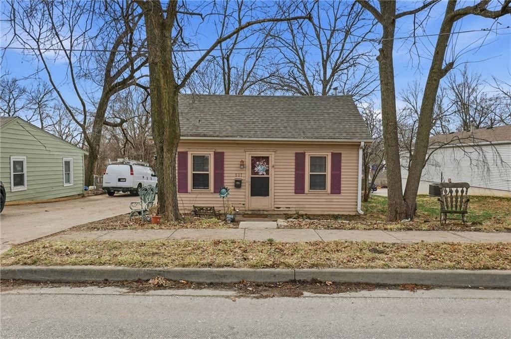 Photo of 537 E Mill Street, Liberty, MO 64048 (MLS # 2602497)