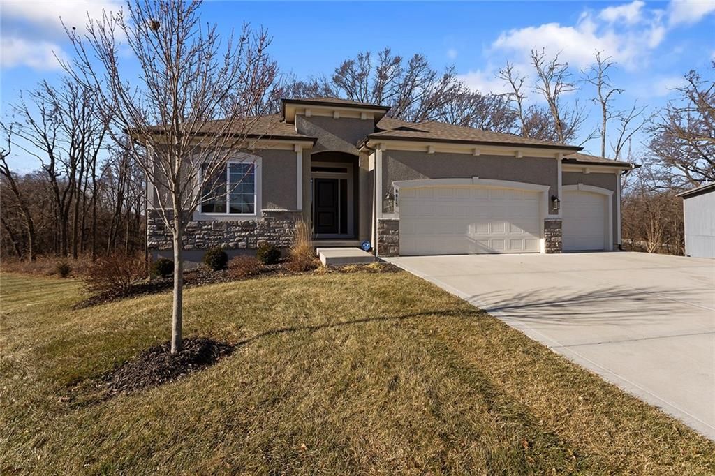 Photo of 6615 NW 107th Court, Kansas City, MO 64154 (MLS # 2591737)