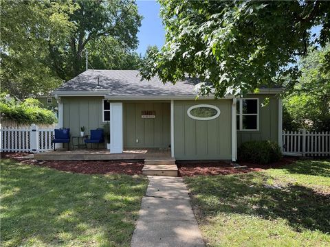 Photo of 1413 W 4th Street, Lawrence, KS 66044 (MLS # 2629012)