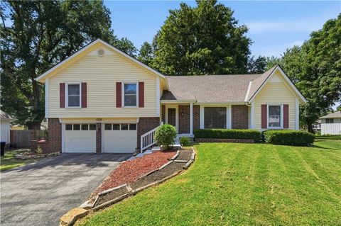 Photo of 10230 Oakmont Circle, Lenexa, KS 66215 (MLS # 2625571)