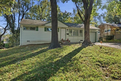 Photo of 11209 Palmer Avenue, Kansas City, MO 64134 (MLS # 2649197)