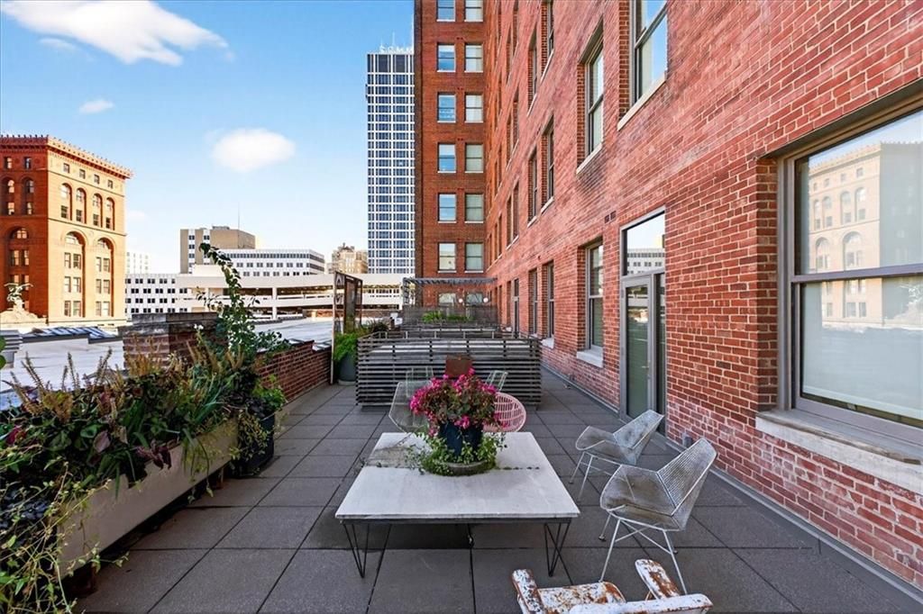 Photo of 912 Baltimore Avenue #401/402, Kansas City, MO 64105 (MLS # 2596888)