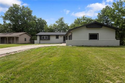 Photo of 8320 WILLOW Way, Raytown, MO 64138 (MLS # 2622383)