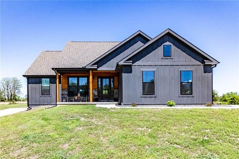 Photo of 53 SW 150th Road, Warrensburg, MO 64093 (MLS # 2615485)