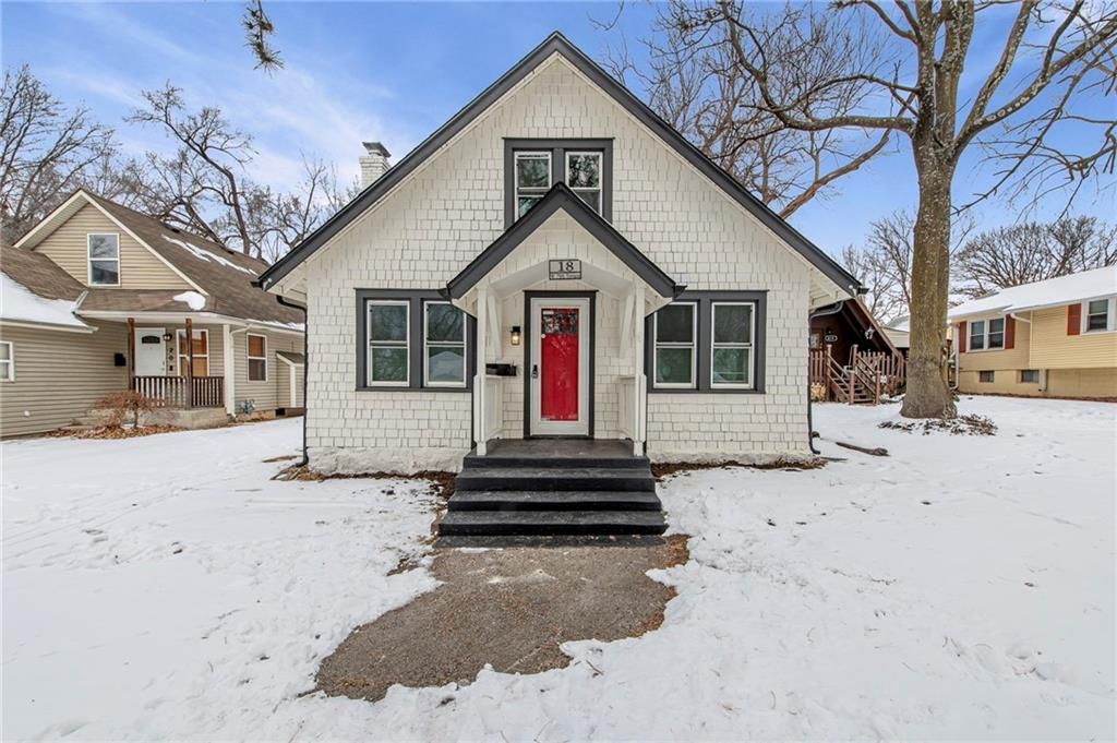 Photo of 18 W 79TH Terrace, Kansas City, MO 64114 (MLS # 2598291)