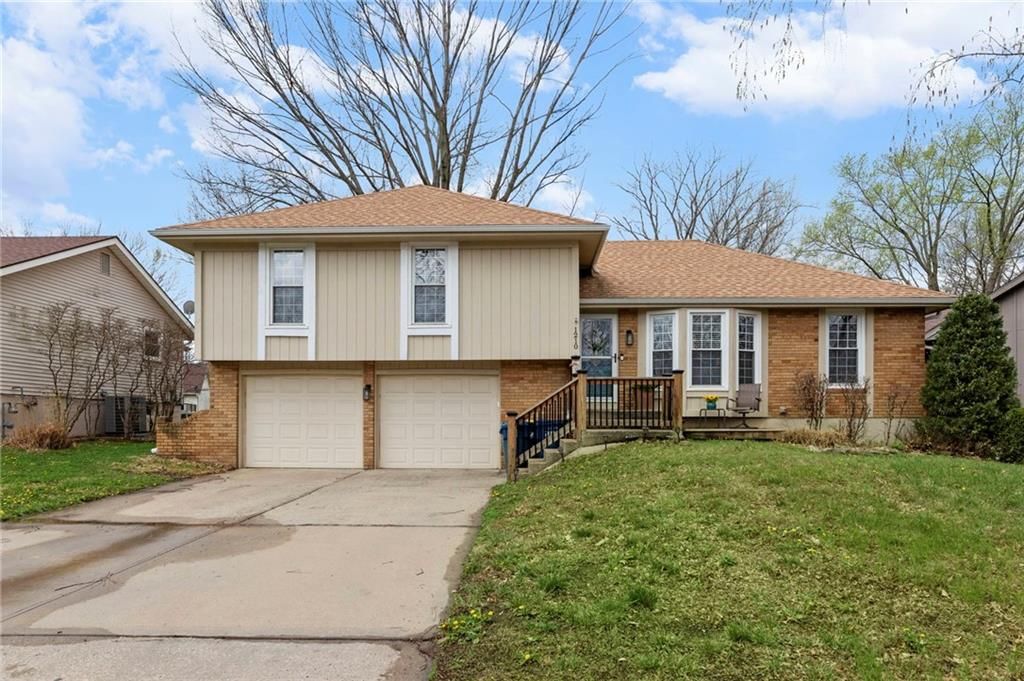 Photo of 1210 Dunwich Drive, Liberty, MO 64068 (MLS # 2612421)