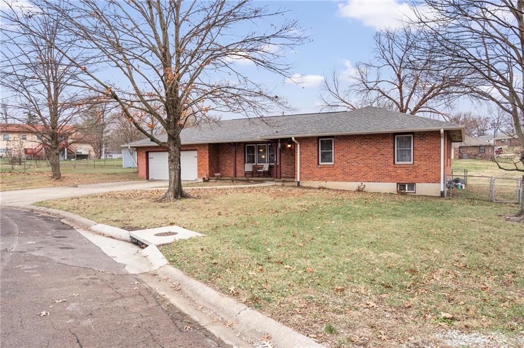 Photo of 430 Chestnut Drive, Marshall, MO 65340 (MLS # 2592151)