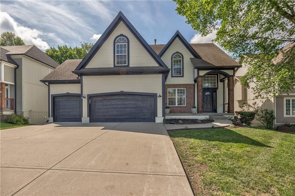 Photo of 1172 WHITE OAK Lane, Liberty, MO 64068 (MLS # 2617100)