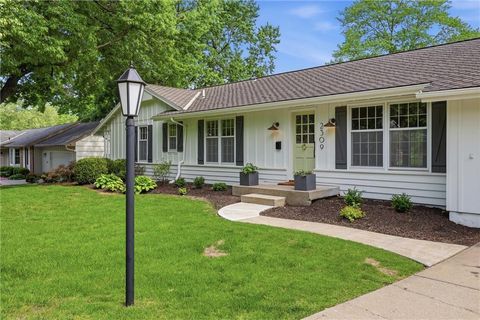 Photo of 2309 W 104th Street, Leawood, KS 66206 (MLS # 2621050)