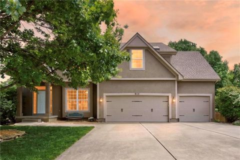 Photo of 613 SW Derby Drive, Lees Summit, MO 64081 (MLS # 2625750)