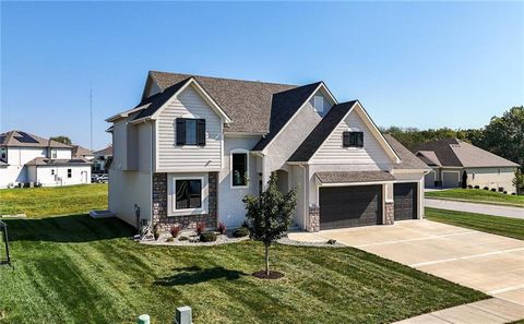 Photo of 1916 NE Park Ridge Drive, Lees Summit, MO 64064 (MLS # 2581639)