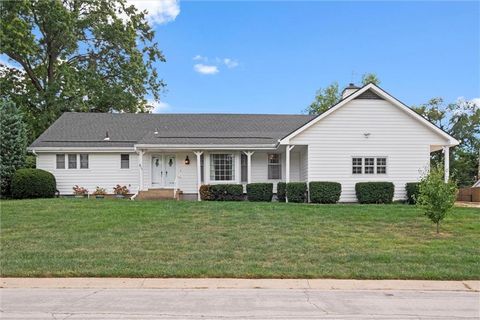 Photo of 611 Montcrew Street, Kansas City, MO 64114 (MLS # 2579644)