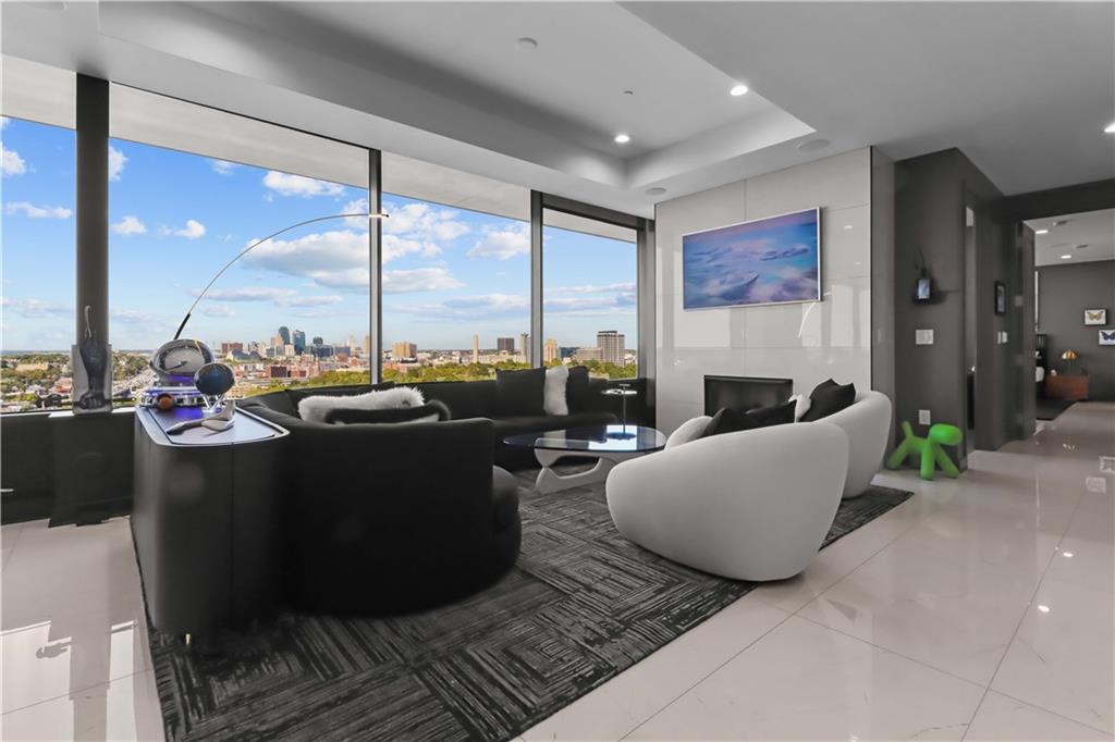 700 W 31st Street 702