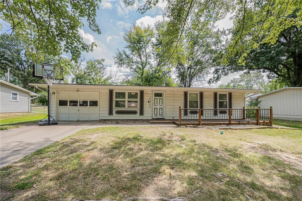 Photo of 1317 Park Lane, Liberty, MO 64068 (MLS # 2574517)