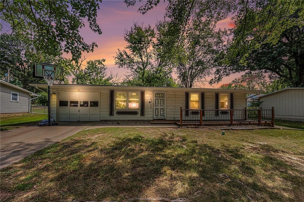 Photo of 1317 Park Lane, Liberty, MO 64068 (MLS # 2574517)