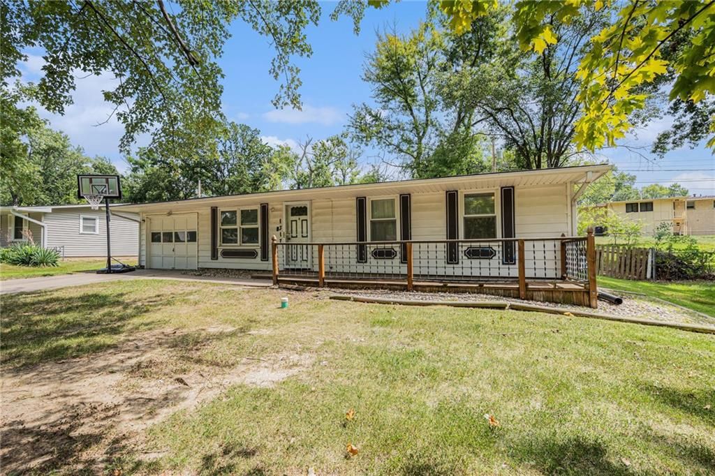 Photo of 1317 Park Lane, Liberty, MO 64068 (MLS # 2574517)