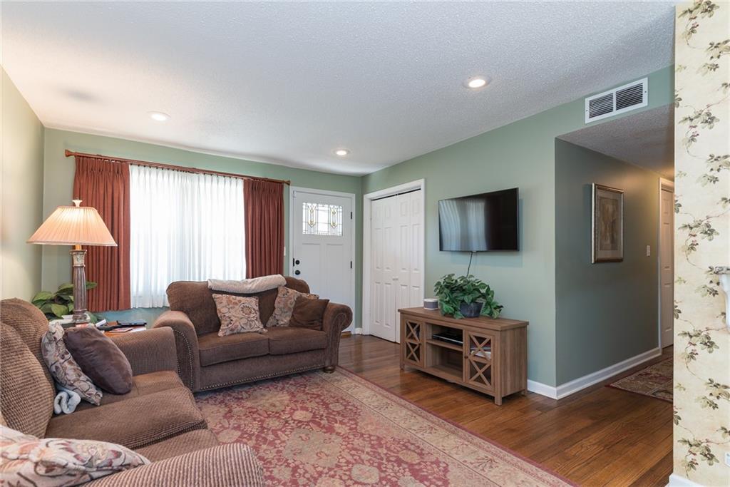 Overland Park, Kansas 66204, United States, 3 Bedrooms Bedrooms, ,1 BathroomBathrooms,Residential,Pending,107968