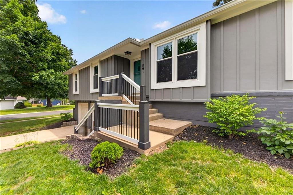 Photo of 11801 W 78th Terrace, Lenexa, KS 66214 (MLS # 2627058)