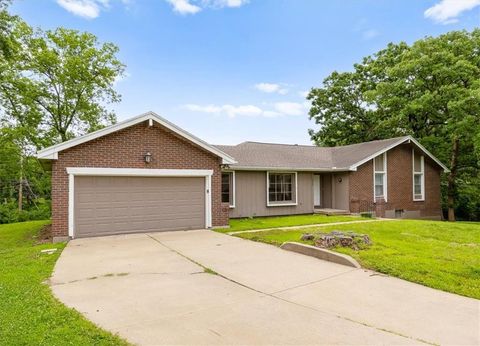 Photo of 9905 Wayne Avenue, Kansas City, MO 64131 (MLS # 2626807)