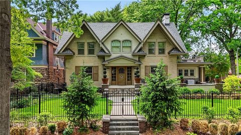 Photo of 3820 CAMPBELL Street, Kansas City, MO 64109 (MLS # 2612314)