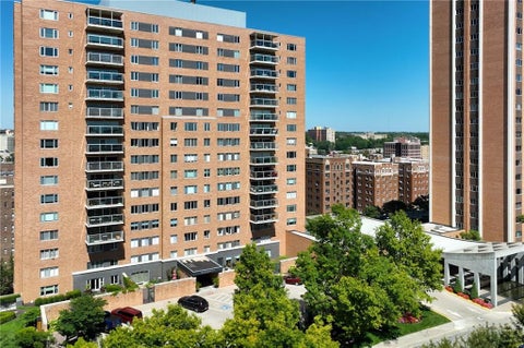 Photo of 221 W 48th Street #803, Kansas City, MO 64112 (MLS # 2624581)