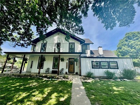 906 E Piankishaw Street Paola KS 66071