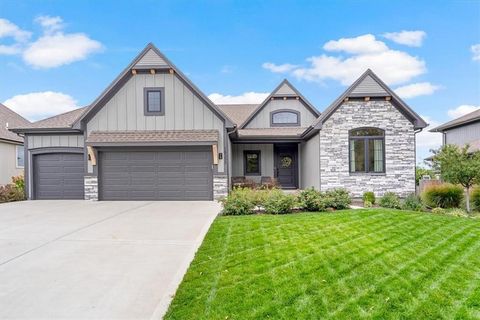 Photo of 16255 W 165th Terrace, Olathe, KS 66062 (MLS # 2581016)