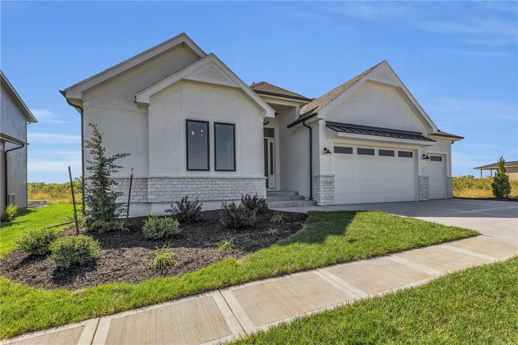 Photo of 16755 S Twilight Lane, Olathe, KS 66062 (MLS # 2592446)