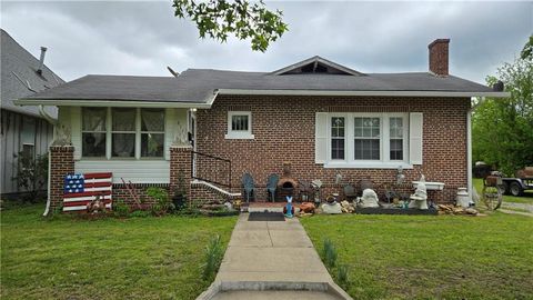 Photo of 411 W 2nd Street, Coffeyville, KS 67337 (MLS # 2617315)