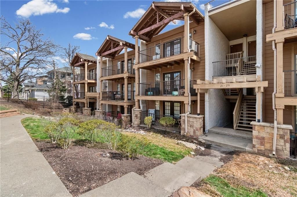 Photo of 4727 Jarboe Street #23, Kansas City, MO 64112 (MLS # 2607824)