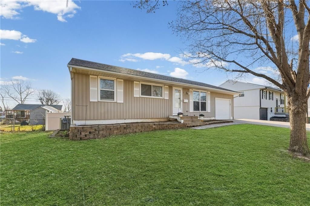 Photo of 829 N Choctaw Avenue, Independence, MO 64056 (MLS # 2607995)