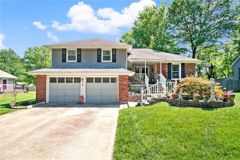 Photo of 919 SE 5th Street, Lees Summit, MO 64063 (MLS # 2612461)