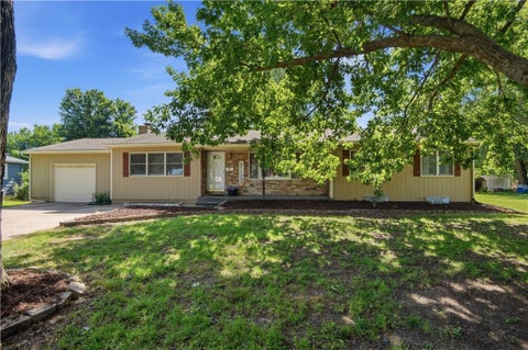 Photo of 215 N Maple Street, Gardner, KS 66030 (MLS # 2624614)