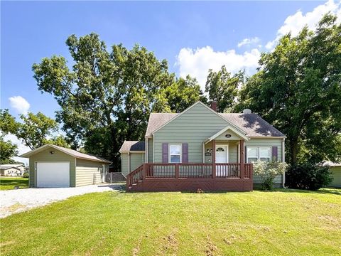 613 E Market Street, Lacygne, KS 66040 - #: 2625482