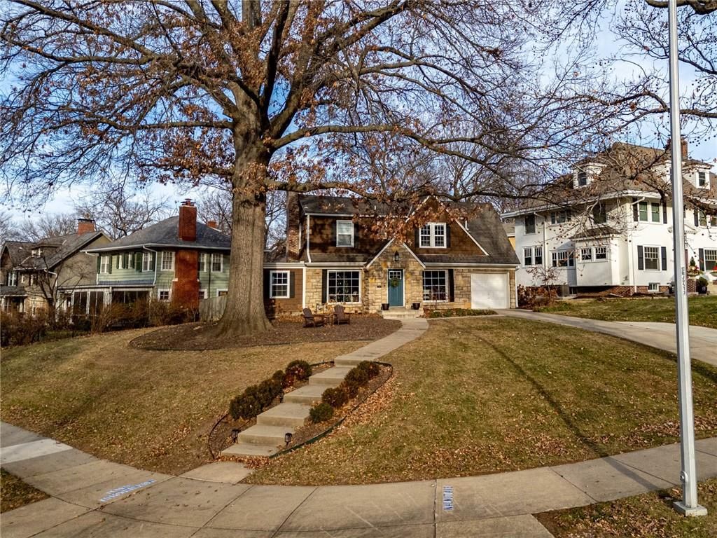 Photo of 100 Morningside Drive, Kansas City, MO 64113 (MLS # 2592336)