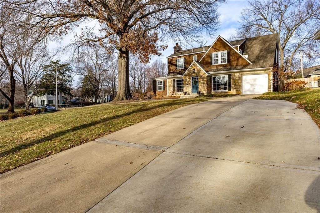 Photo of 100 Morningside Drive, Kansas City, MO 64113 (MLS # 2592336)
