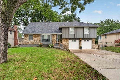 Photo of 11008 W 72nd Street, Shawnee, KS 66203 (MLS # 2644206)