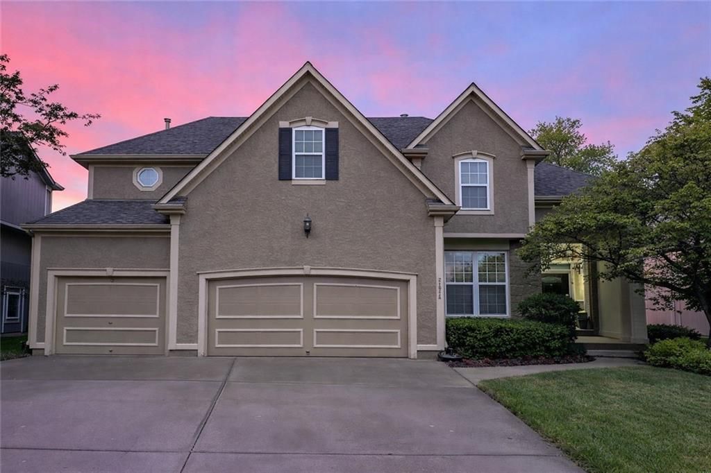 Photo of 21516 W 99th Street, Lenexa, KS 66220 (MLS # 2608029)