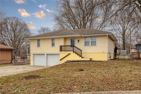 215 SW 19th Street, Oak Grove, MO 64075 - #: 2530788