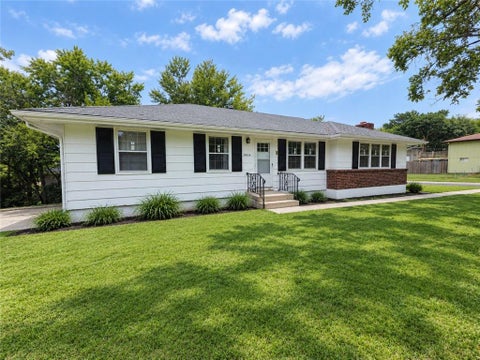 Photo of 5836 E E 99TH Street, Kansas City, MO 64134 (MLS # 2644365)