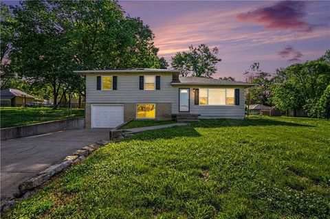 Photo of 305 Hawthorne Street, Smithville, MO 64089 (MLS # 2621830)