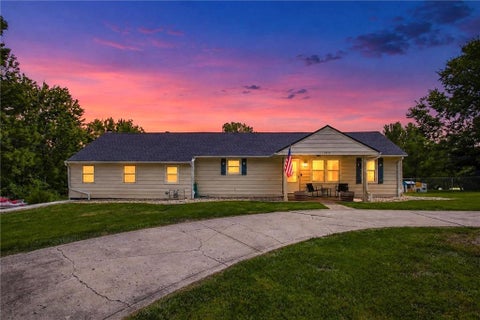 Photo of 8915 N Lathrop Drive, Kansas City, MO 64155 (MLS # 2639121)