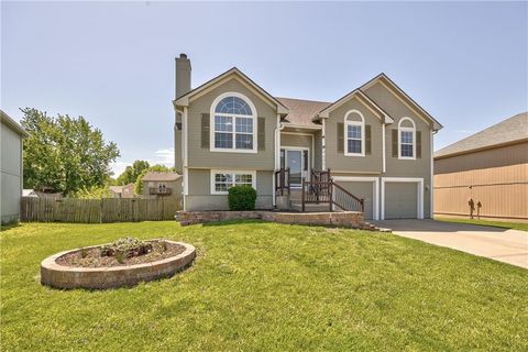 Photo of 605 N Winwood Terrace, Gardner, KS 66030 (MLS # 2617377)