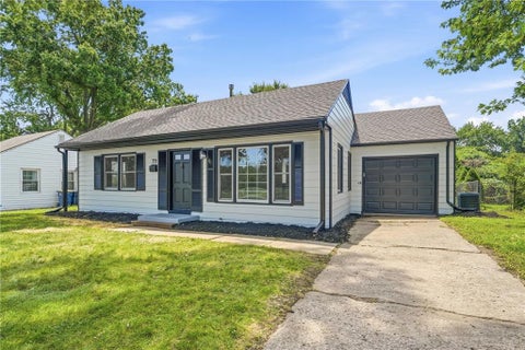 Photo of 711 W 84TH Street, Kansas City, MO 64114 (MLS # 2632882)