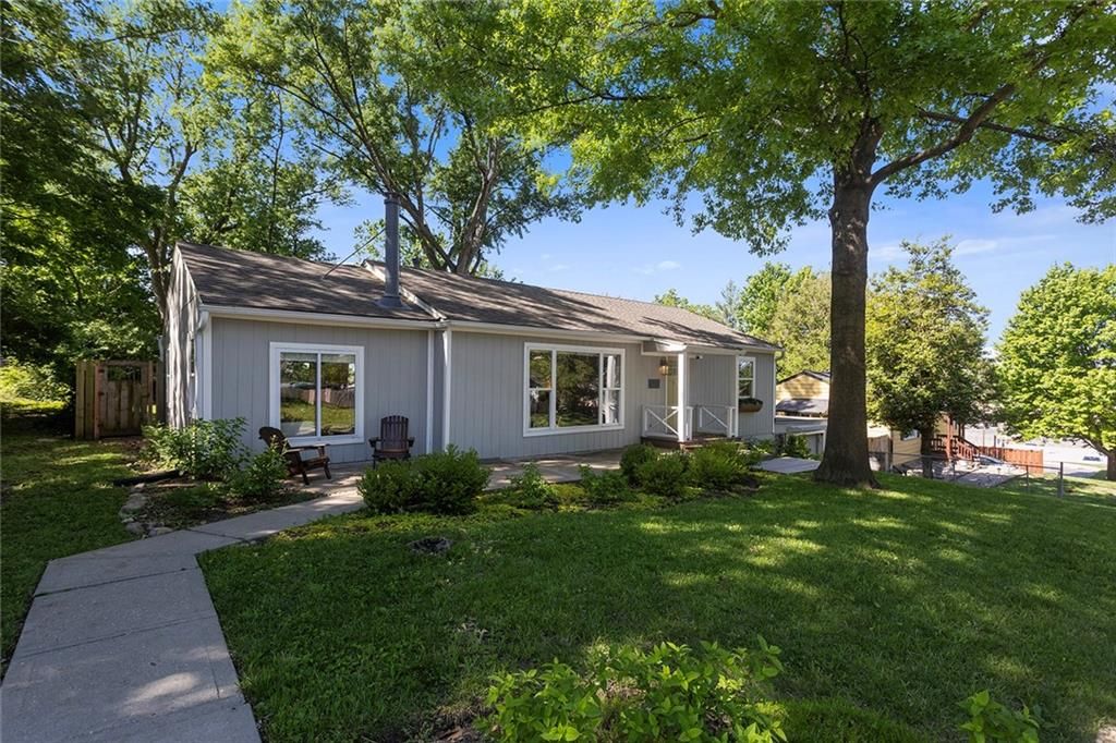 Photo of 1135 ELIZABETH Street, Liberty, MO 64068 (MLS # 2618231)