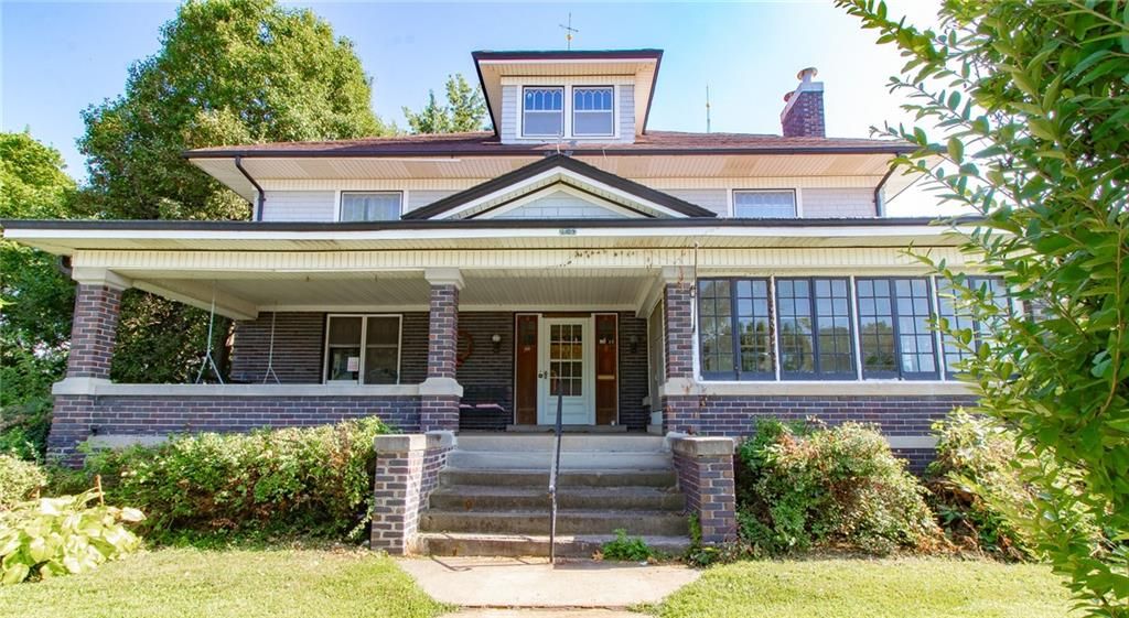 Photo of 210 E Gay Street, Warrensburg, MO 64093 (MLS # 2631986)